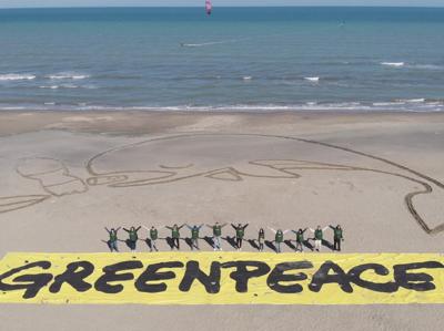 Stop alla plastica monouso, centinaia di persone scendono in spiaggia