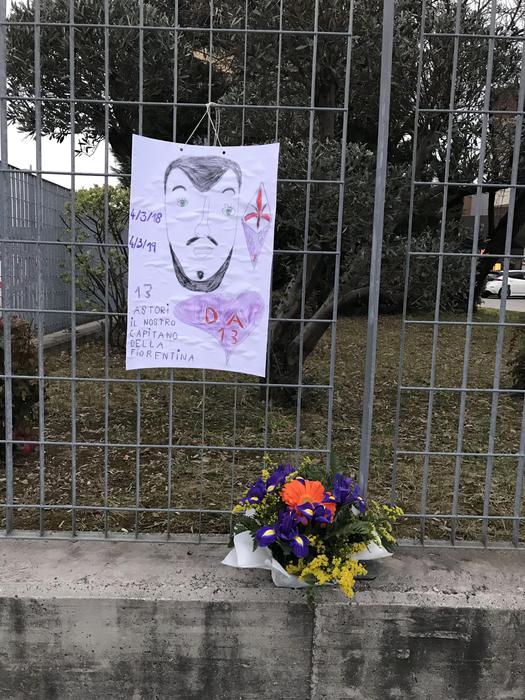 Astori: fiori e manifesto per ricordare il capitano a Udine