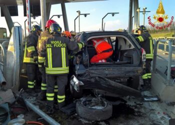 Auto contro spartitraffico A12, un morto