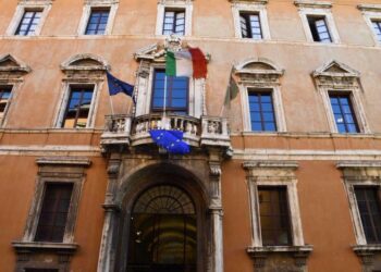 Bandiera della Ue sul palazzo della Regione