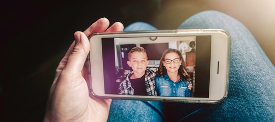 Bimbi che crescono e scoprono le loro foto su Internet. E i genitori rischiano 