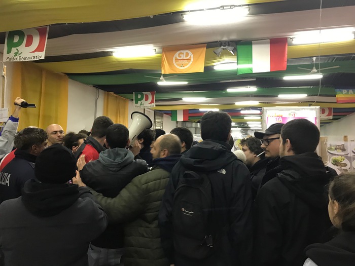 Blitz antagonista a Festa Pd con Minniti