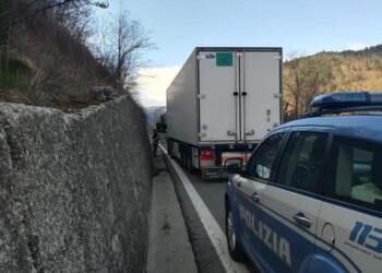 Bloccato tir contromano sulla E45