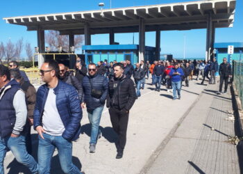 Blutec: operai forzano cancelli