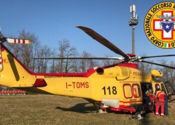 Cade col parapendio nel Reggiano, illeso