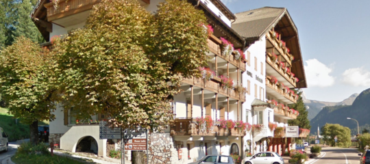 Cade dal balcone di un hotel di Vigo di Fassa, grave un diciottenne di Varese