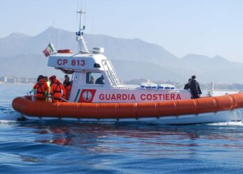 Cade mare, ritrovato aggrappato a boa