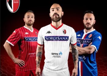 Calcio: Bari presenta le nuove maglie