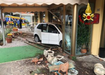 Carambola auto, una sfonda porta hotel