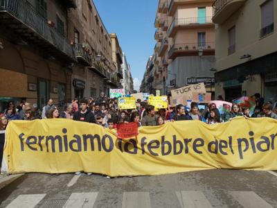 A Palermo almeno 5000 ragazzi e ragazze in marcia per il clima