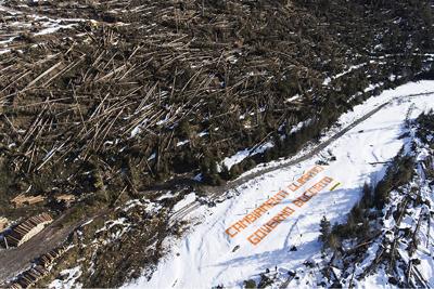 Greenpeace in azione in Val Visdende: Governo bocciato su clima