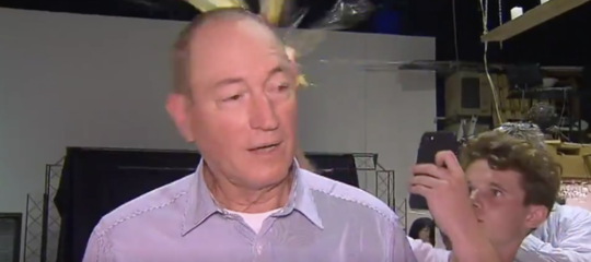 Contestatore lancia un uovo al senatore islamofobo e si becca un ceffone 