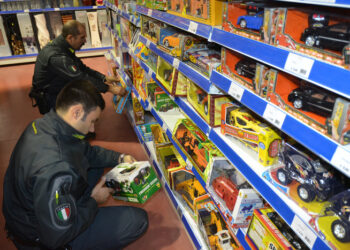 Contraffazione Napoli: sequestro Gdf