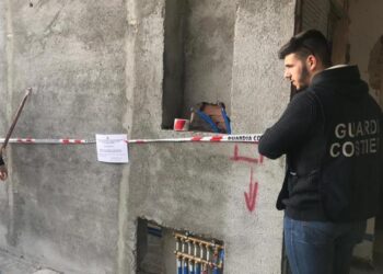 Costruisce senza autorizzazioni,denuncia