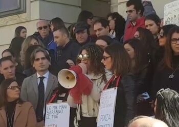 Dà fuoco a ex moglie,catena umana Reggio