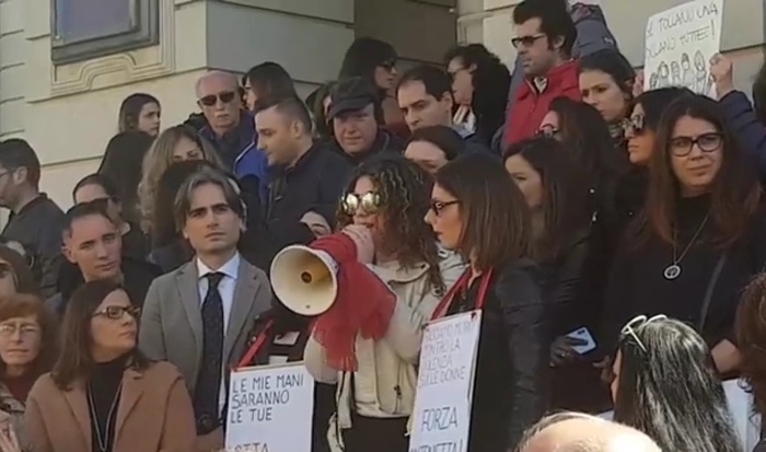 Dà fuoco a ex moglie,catena umana Reggio