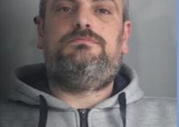 Dà fuoco ad ex moglie, arrestato