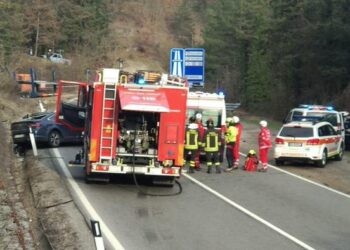 Donna muore in incidente, ferito figlio