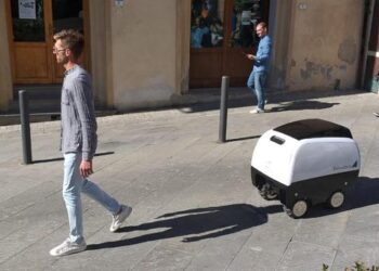 Entra in servizio il primo robot carrello della spesa