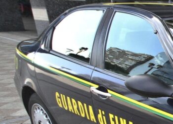 Falso agente commercio ‘sfila’ mezzo milione a vittima