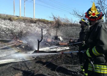 Fiamme vicino rotaie, stop treni due ore