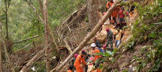 Forse ancora 100 i minatori intrappolati nella miniera d’oro in Indonesia