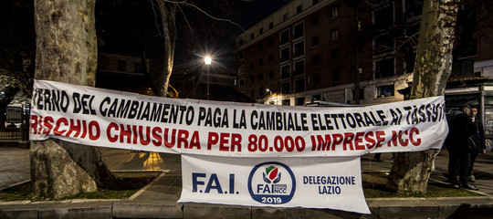 Gli Ncc in fila alle Poste per chiedere tutti il reddito di cittadinanza