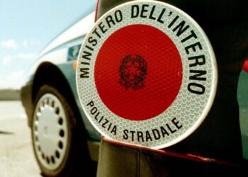 Guida senza cinture e con telefono,multe