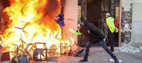 saccheggi violenze gilet gialli scontri