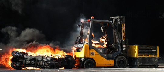 saccheggi violenze gilet gialli scontri