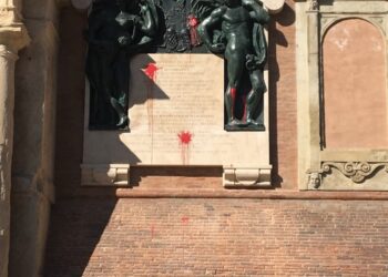 Imbrattato monumento su Comune Bologna