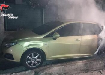 Incendiano auto per riscuotere debito