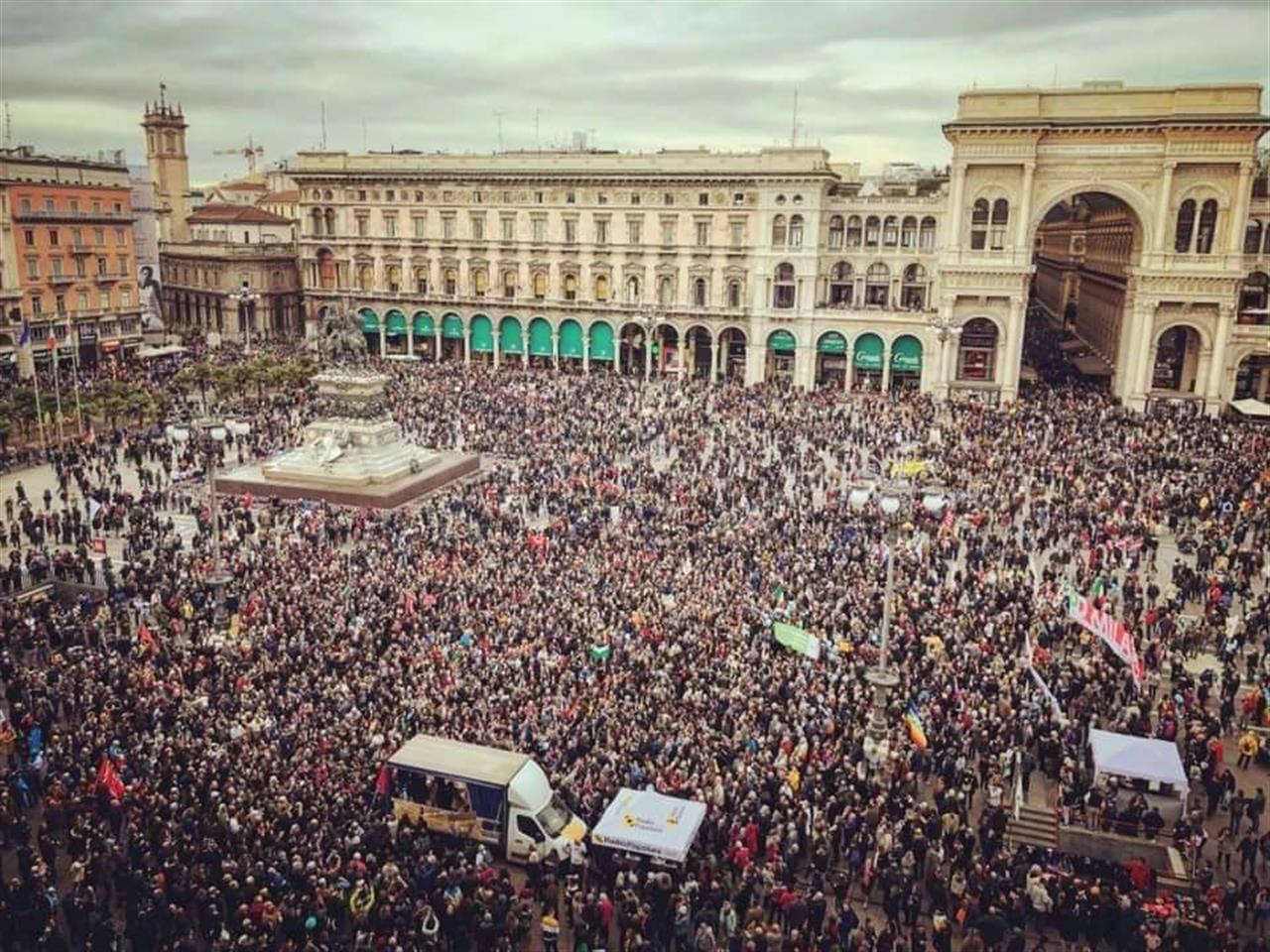 La piazza piena di Milano è la vera opposizione a Salvini (se non si specchia nella sua diversità)