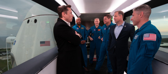 La “Soyuz” di SpaceX aggancia l’Iss. Musk festeggia un altro successo