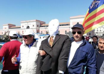 Latte:lancio ‘fantoccio politico’ a mare