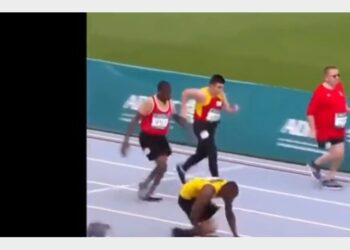 L’impresa dell’atleta paralimpico: vince la medaglia d’argento correndo sulle mani