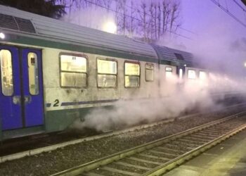 Lodi, fumo da treno bloccato in stazione
