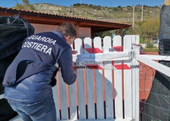 Manufatti abusivi su demanio, sequestro