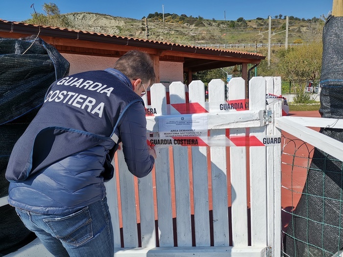 Manufatti abusivi su demanio, sequestro