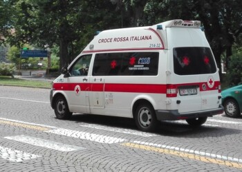 Muore dopo lite a martellate col figlio