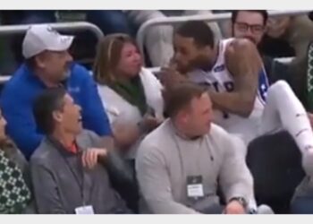 Nba, Mike Scott prende un sorso di birra dalla spettatrice sugli spalti