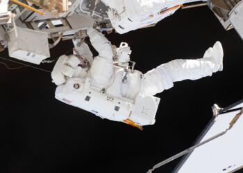 Niente passeggiata spaziale storica, esce una coppia di astronauti