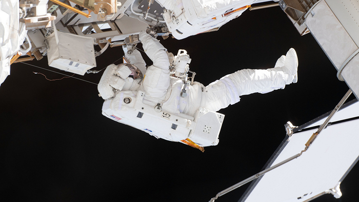 Niente passeggiata spaziale storica, esce una coppia di astronauti