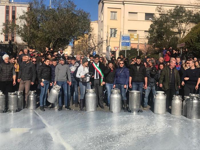 Pastori sardi all’attacco, “politici spariti”. Centinaio, “Adesso basta!”