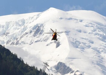Pulizia neve sul tetto, elicottero sfiora rifugio