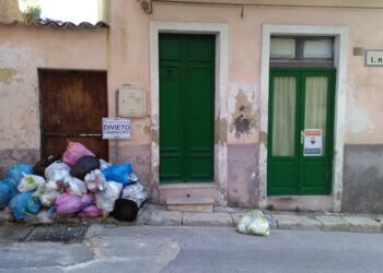 Rifiuti davanti casa, vendita sfumata