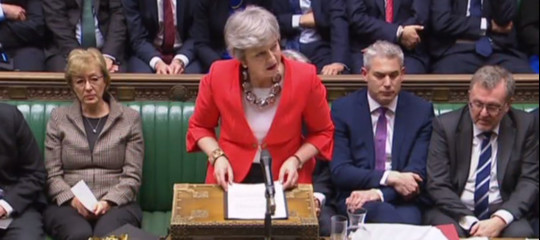 Sconfitta cocente per la May sulla Brexit: i no al piano sono 391 contro 242 sì