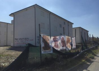 Scritte contro Prefetto Reggio e Salvini