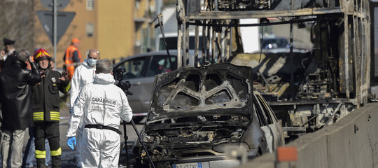 scuolabus incendiato conferma arresto