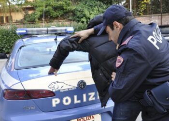 Segue vittima e la minaccia col coltello